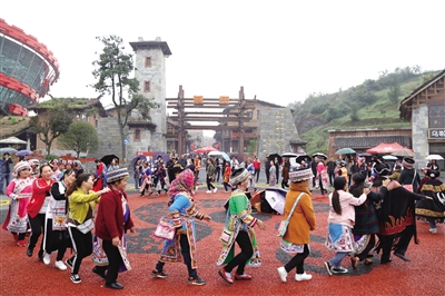 移民搬遷 鄉愁托起&ldquo;遷富彝寨&rdquo;--看水城縣&ldquo;野玉海&rdquo;景區千戶彝寨易地扶貧搬遷項目成效顯著