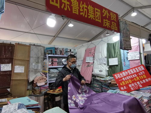 蟹島度假村首屆蘇杭絲綢外貿(mào)服裝直銷展暨全國特色食品山貨節(jié)開幕